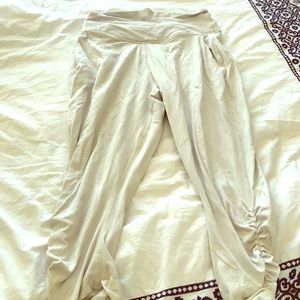 3/4 length white lululemon pants
